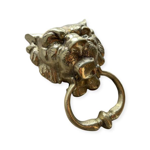 toca la puerta laton lion